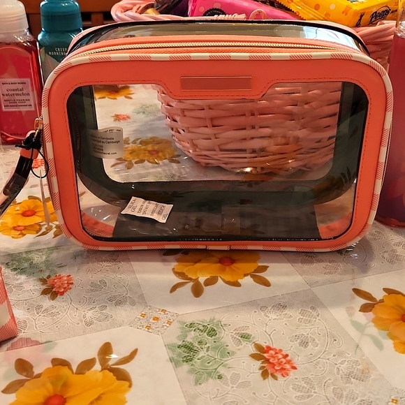 Victoria's Secret Handbags - 🆕🌺Victorias Secret make up case